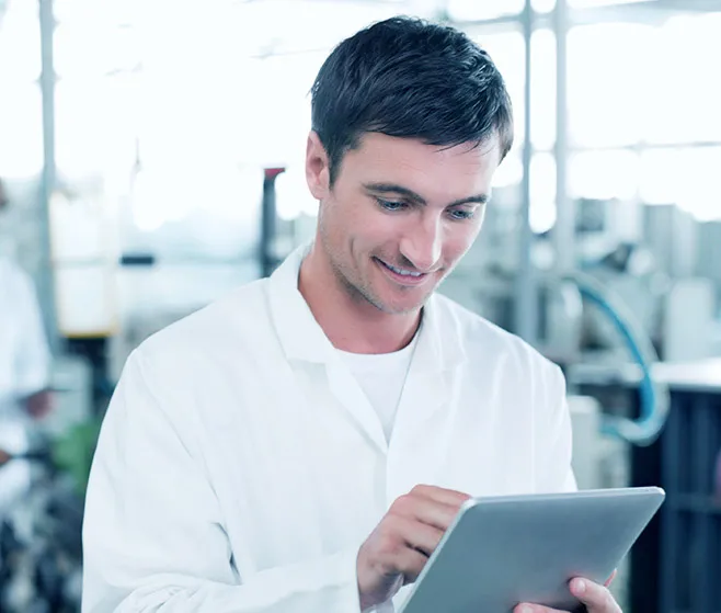 Científico de BIOVIA sosteniendo una tablet en el laboratorio > Dassault Systèmes